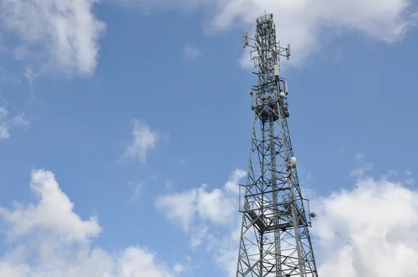 Telekommunikationstorn mot molnig himmel — Stockfoto