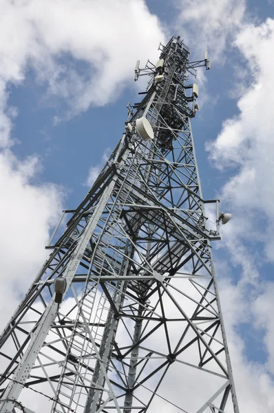 Телекомунікаційна вежа проти хмарного неба — стокове фото