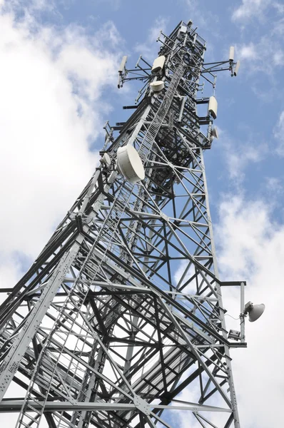 Телекоммуникационная башня против облачного неба — стоковое фото