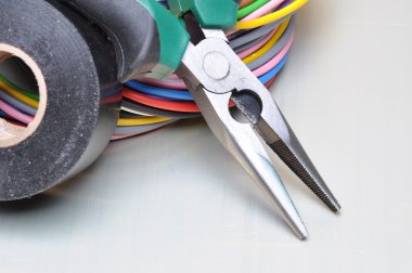 Elektrikli Araçlar ve kabloları metal yüzeyi