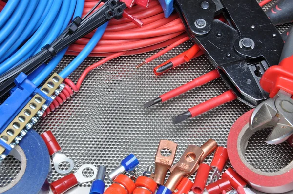 Электрические инструменты, компоненты и кабели на металлической поверхности — стоковое фото