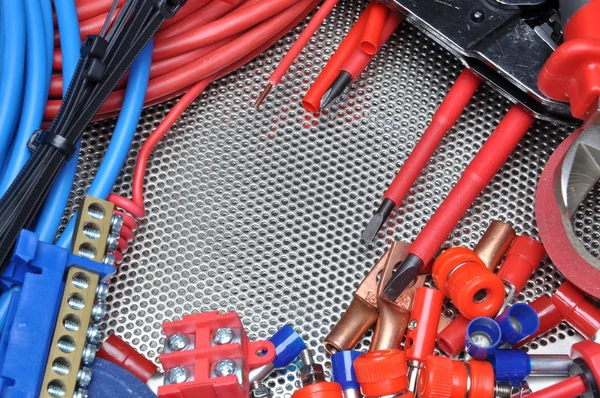 Herramientas eléctricas, componentes y cables en superficie metálica — Foto de Stock