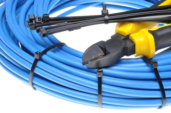 Pense ile elektrik kabloları ve kablo bağları