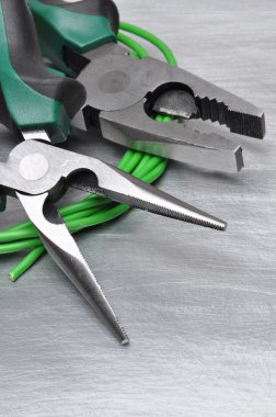 Yeşil elektrik araçları ve metin için yer ile metal yüzeyi kablolar