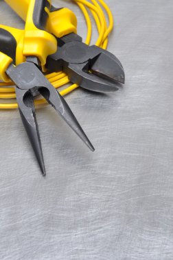 Sarı elektrik araçları ve metin için yer ile metal yüzeyi kablolar