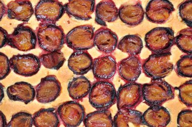 Taze pişmiş kuru üzümlü kek, üstten görünüm