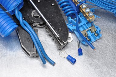 Metin için yer elektrikçi gri metal yüzeyi için araçları