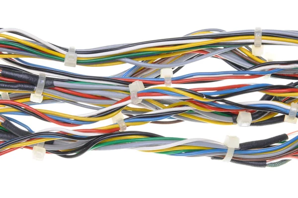Связки сетевых кабелей с кабельными стяжками — стоковое фото