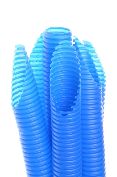 Голубые гофрированные трубы для электроустановок — стоковое фото