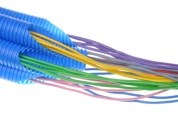 Renkli elektrik bakır kablolar elektrikçi oluklu boru için — Stok fotoğraf