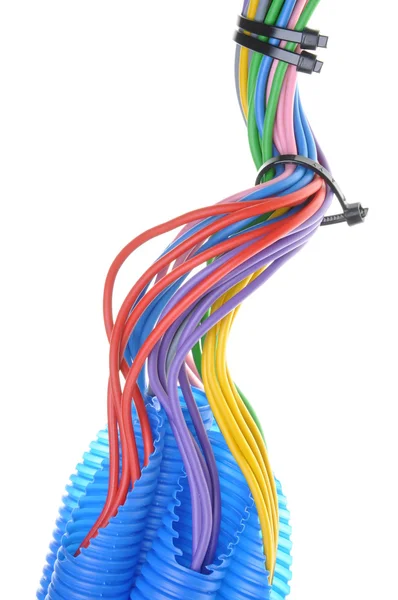 Cables eléctricos de cobre de colores para electricista en tubo corrugado — Foto de Stock