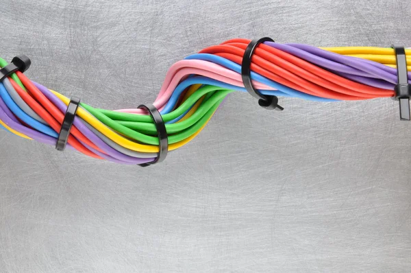 Cables eléctricos multicolores en superficie metálica gris con lugar para texto —  Fotos de Stock