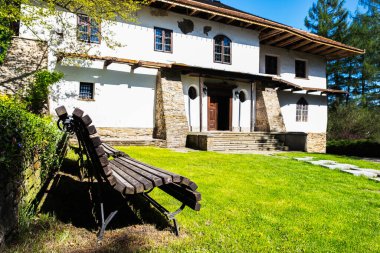 Güneşli bir günde bahar bahçesiyle yenilemek için eski bir ev.