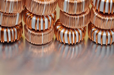 Elektrikli bakır bobinler metal arka plan üzerinde