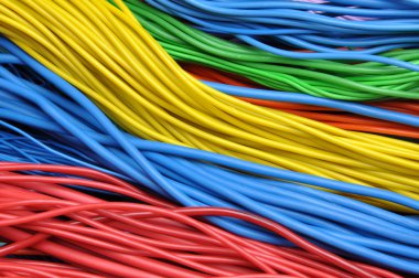 Renkli elektrik kabloları