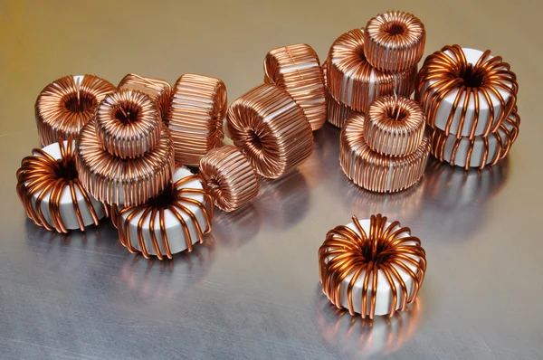 Bobinas eléctricas de cobre sobre fondo metálico —  Fotos de Stock
