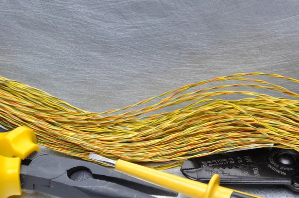 Электрические инструменты и кабели на металлической поверхности — стоковое фото