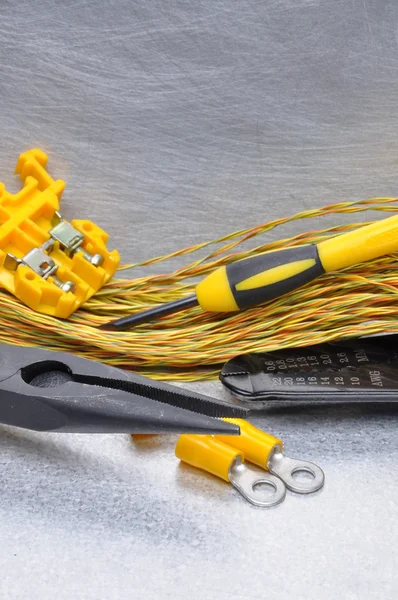 Elektrowerkzeuge und Kabel auf Metalloberfläche — Stockfoto