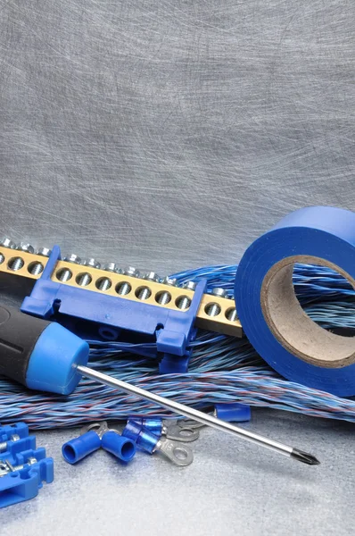 Elektrické nástroje, komponenty a kabely na kovový povrch — Stock fotografie