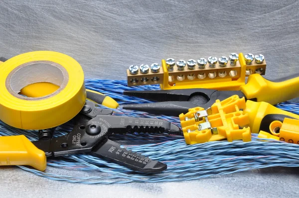 Kıvırcıklaştırma aracı pense ve gri arka plan üzerinde kablolar — Stok fotoğraf