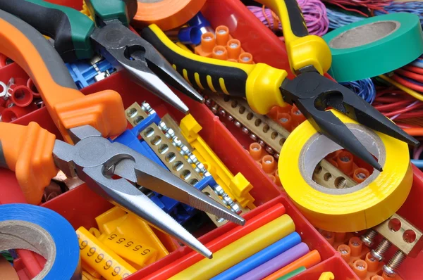 Caixa de ferramentas com ferramentas e componentes elétricos — Fotografia de Stock