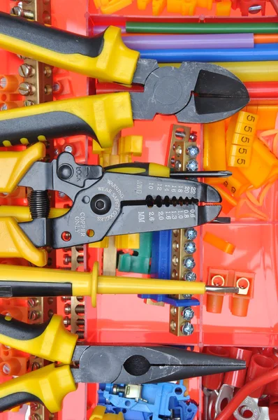 Verktygslåda med elektriska verktyg och komponenter — Stockfoto