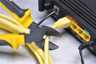 Internet'e kablo router kesim erişim