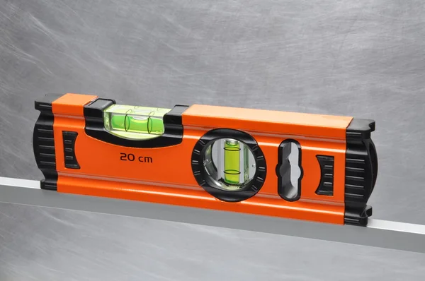 Construction tool spirit level on line of metal profile — Stockfoto