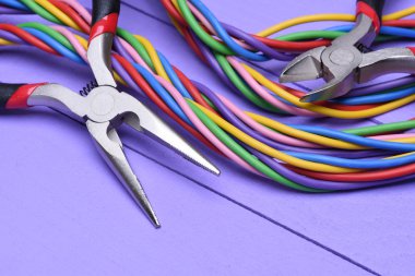 Aracı ve ahşap tahta üzerinde elektrik tesisatı kablo