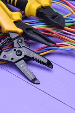 Aracı ve ahşap tahta üzerinde elektrik tesisatı kablo