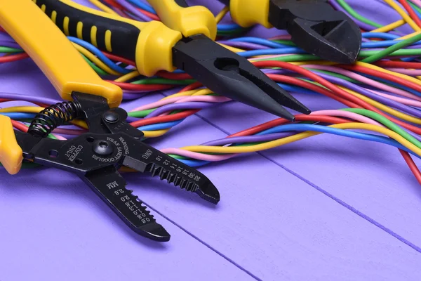 Werkzeug und Kabel für die Elektromontage auf Holzplatten — Stockfoto