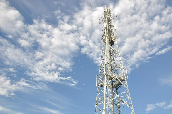 Telekommunikationstorn mot molnig himmel — Stockfoto