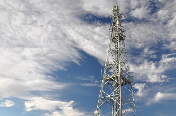 Telekommunikationstorn mot molnig himmel — Stockfoto