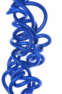 Beyaz arka plan üzerinde izole mavi elektrik kablo