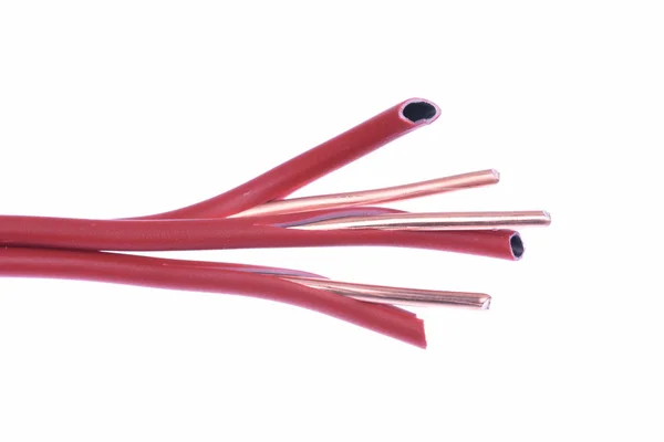 Fio ou cabo eléctrico vermelho descascado — Fotografia de Stock