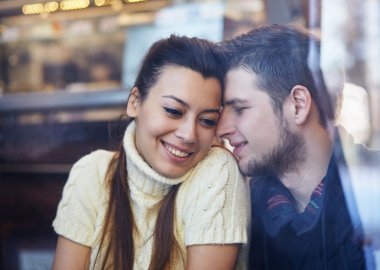 Genç güleryüzlü Çift