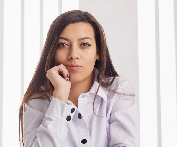 Joven mujer de negocios posando sobre el fondo . —  Fotos de Stock