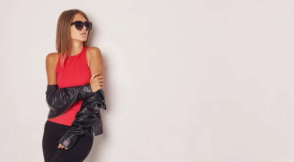 Hermosa chica en una chaqueta de cuero y una camiseta roja. —  Fotos de Stock