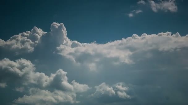 Construyendo nubes de movimientos. Nubes blancas esponjosas hinchadas cielo lapso de tiempo. nubes de movimiento lento. B Roll Footage Cloudscape timelapse nublado. metraje timelapse naturaleza 4k. fondo adoración concepto cristiano. — Vídeos de Stock