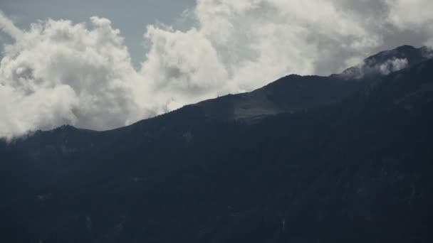 Δραματική θέα ψηλά βουνά κοντά στο χωριό Castiel, Ελβετία — Αρχείο Βίντεο
