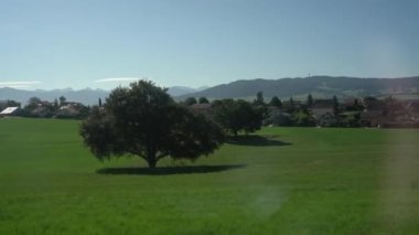 SWitzERLAND - 11 Ağustos 2019: Güneşli bir gün manzarası güzel dağlık arazilerin penceresinden