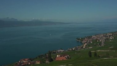 LAUSANNE, ŞİMDİ 10 AĞUSTOS 2019: güneşli bir gün LAUSANNE şehri ve ünlü Cenevre Gölü, yavaş çekim panoraması, İsviçre