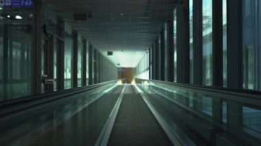 GENEVA, SWitness ZERLAND- 11 AĞUSTOS 2019: Cenevre Havaalanı 'ndaki kapıya yürüme. ön plana odaklan.