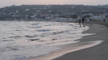 GAETA, İtalya-10 Temmuz 2019: kumlu sahile doğru yuvarlanan beyaz okyanus dalgalarının manzarası.