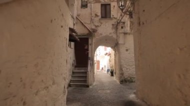 Eski İTALYA-10 Temmuz 2019: şehrin eski kesiminin sokakları. Ünlü turizm beldesi