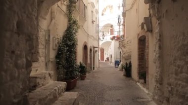 Eski İTALYA-10 Temmuz 2019: şehrin eski kesiminin sokakları. Ünlü turizm beldesi
