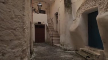 Eski İTALYA-10 Temmuz 2019: şehrin eski kesiminin sokakları. Ünlü turizm beldesi