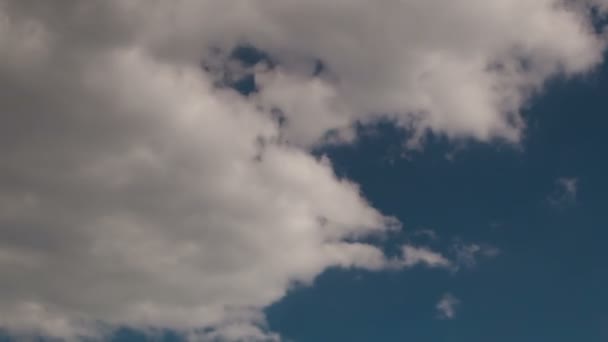 動き雲を構築する。ふわふわの白い雲の空の時間の経過。ゆっくり動く雲。Bロール映像Cloudscapeのタイムラプスの曇り。映像は自然の4kをタイムラプス。背景崇拝キリスト教の概念 — ストック動画