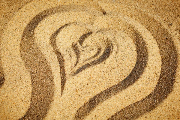 Heart drawn in the sand — Stock Photo, Image