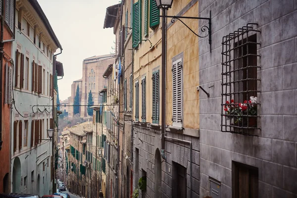 Kleine straat in de oude stad. Siena. Italië — Stockfoto